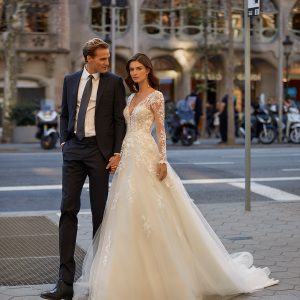 Robe de mariée TEVAN Luna Novias collection 2023: Boutique Paris