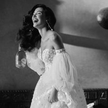 ANAELA Wedding Dress Adriana alier collection 2025 Paris: Sheath-style wedding dress, crêpe, plunging neckline, V-back, straps, georgette cape.