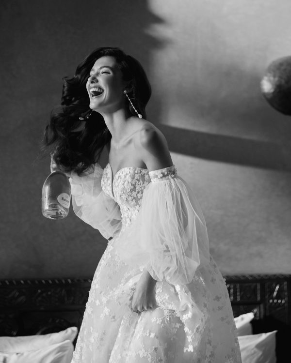 ANAELA Wedding Dress Adriana alier collection 2025 Paris: Sheath-style wedding dress, crêpe, plunging neckline, V-back, straps, georgette cape.