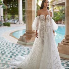 ANAELA Wedding Dress Adriana alier collection 2025 Paris: Sheath-style wedding dress, crêpe, plunging neckline, V-back, straps, georgette cape.