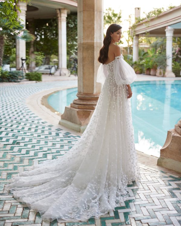 ANAELA Wedding Dress Adriana alier collection 2025 Paris: Sheath-style wedding dress, crêpe, plunging neckline, V-back, straps, georgette cape.