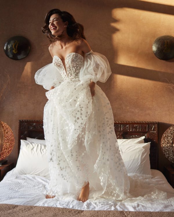 ANAELA Wedding Dress Adriana alier collection 2025 Paris: Sheath-style wedding dress, crêpe, plunging neckline, V-back, straps, georgette cape.